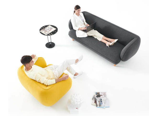 公司前台接待区域,现代化装修风格,工作人员正在接待客户,体现专业服务形象